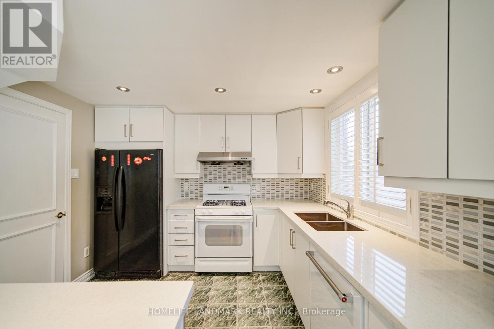 32 DUMFRIES DRIVE - 32