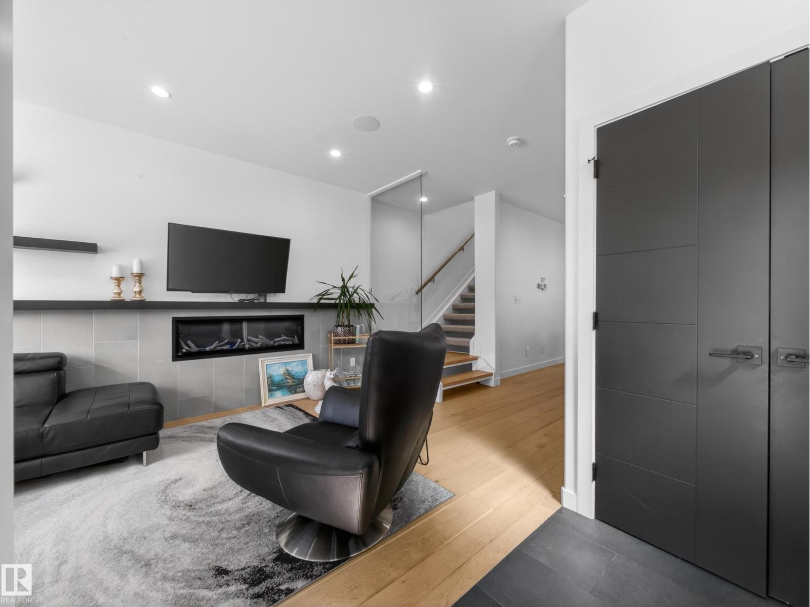 10449 143 ST NW - 4