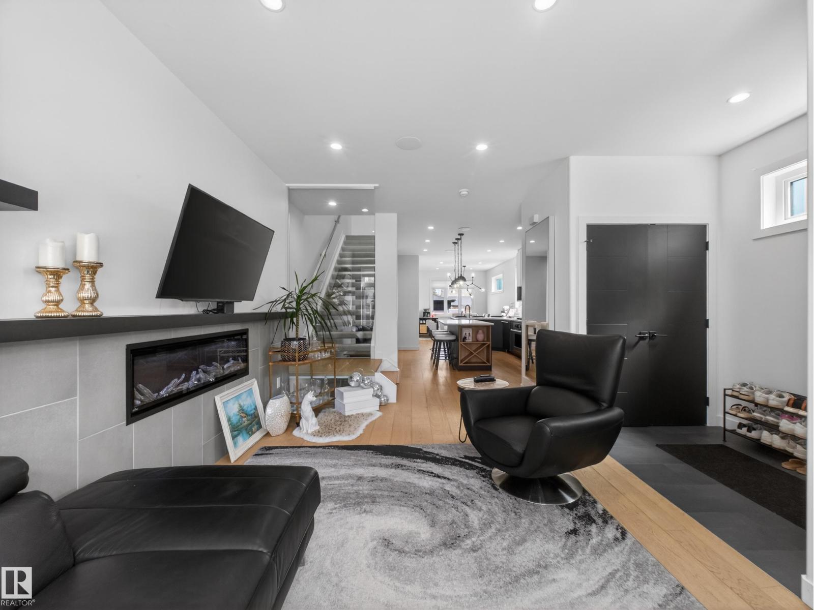 10449 143 ST NW - 5