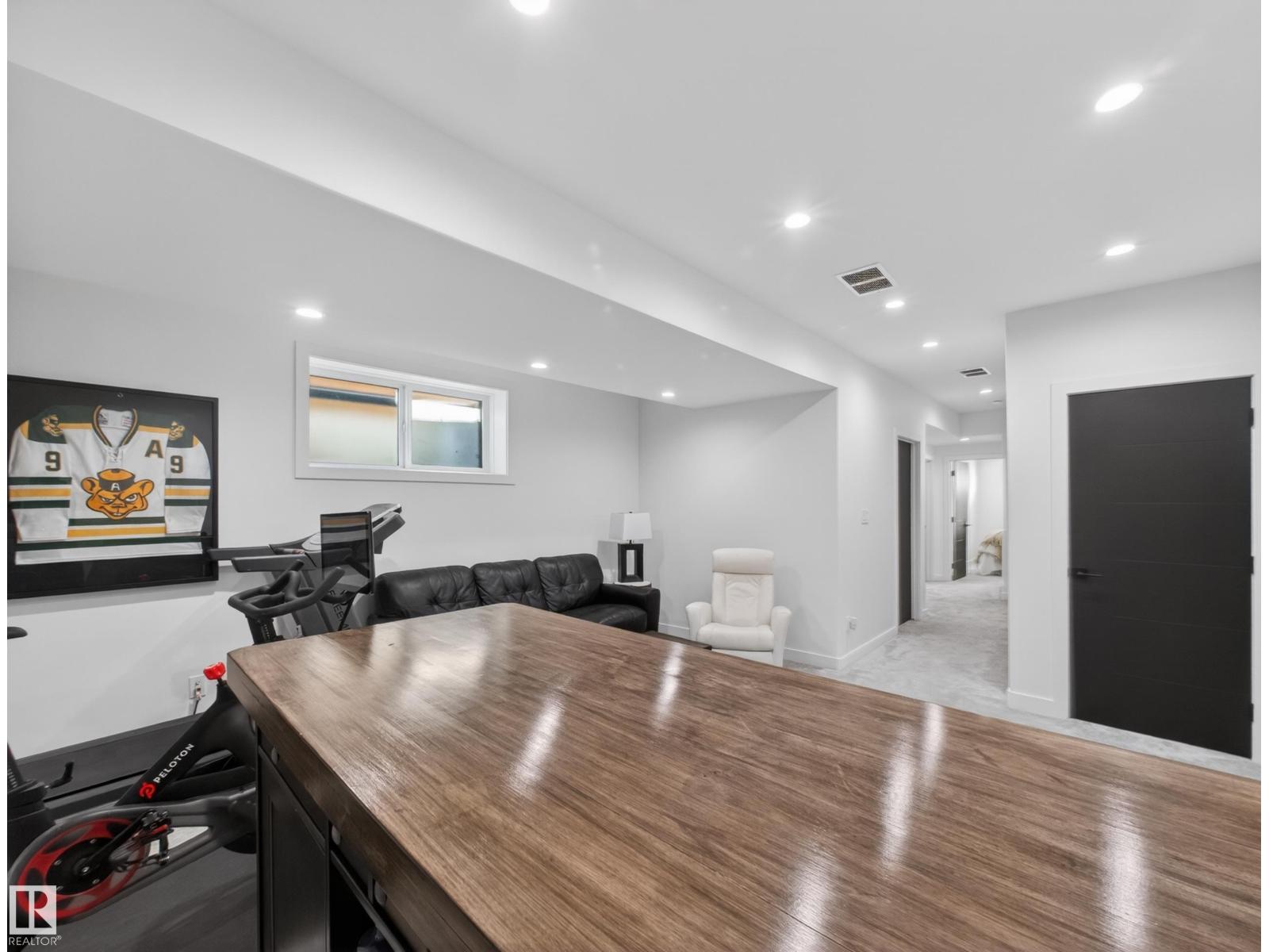 10449 143 ST NW - 61