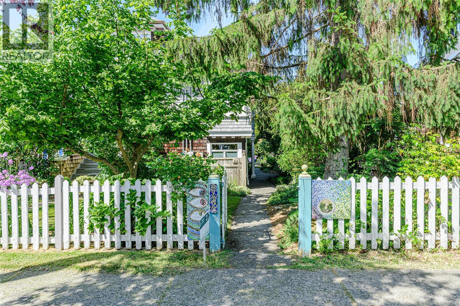  842 Princess Avenue, Victoria