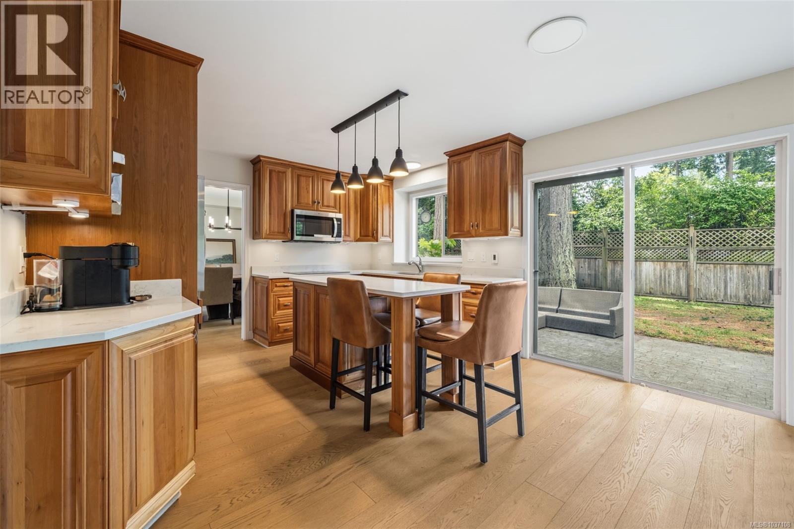866 CAMBRIA WOOD Crt, Saanich