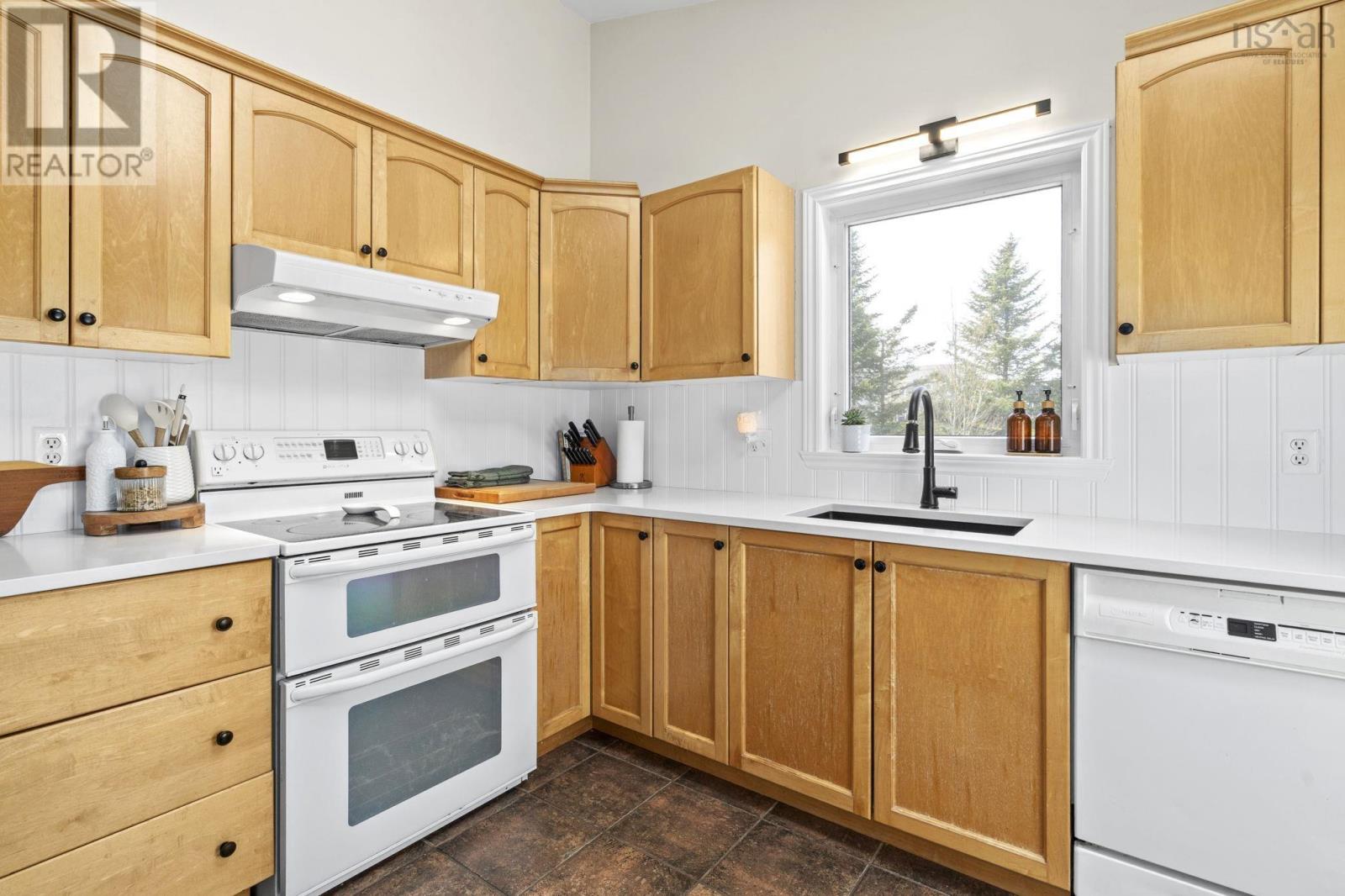 151 Jeep Crescent - 16