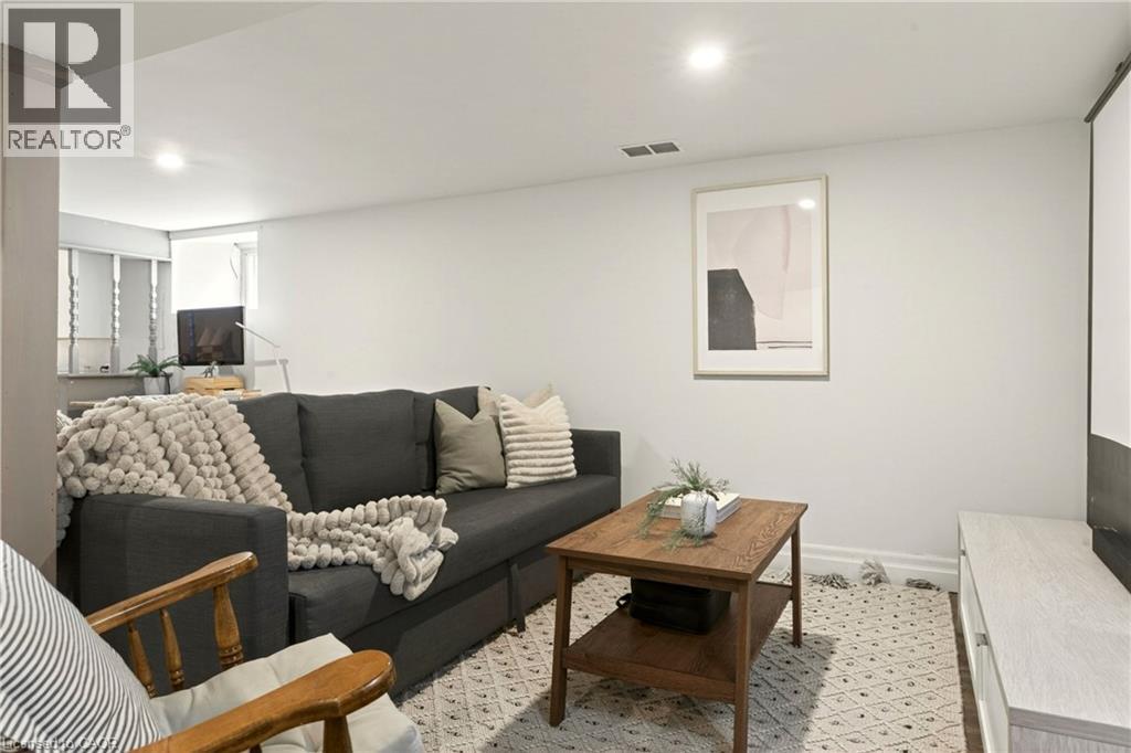 181 SIMCOE Street E - 40