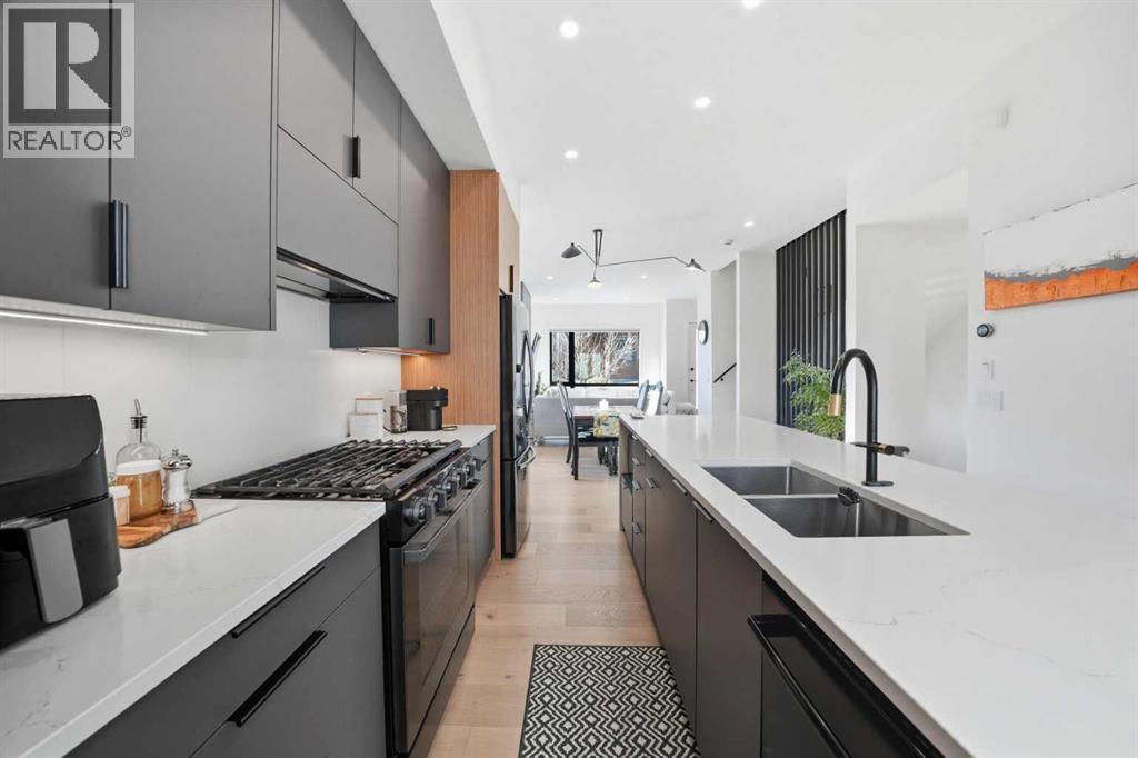 1502 37 Avenue SW - 15
