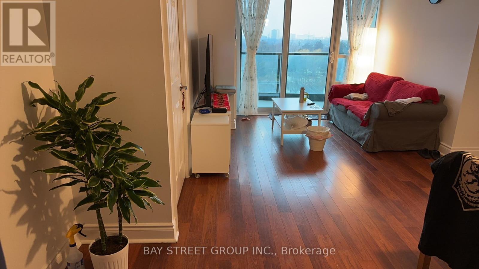 #818 25 GREENVIEW AVENUE - 16