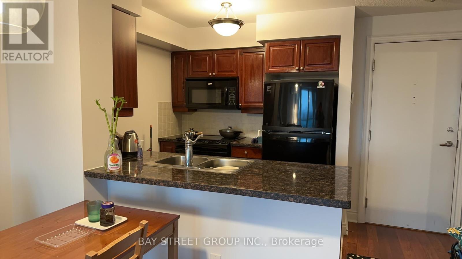 #818 25 GREENVIEW AVENUE - 17