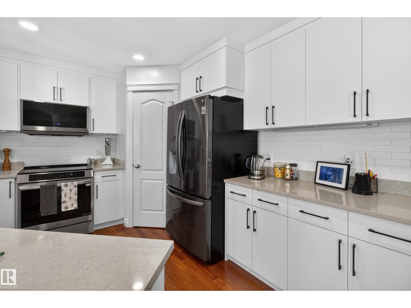 677 MEADOWVIEW CR S - 18