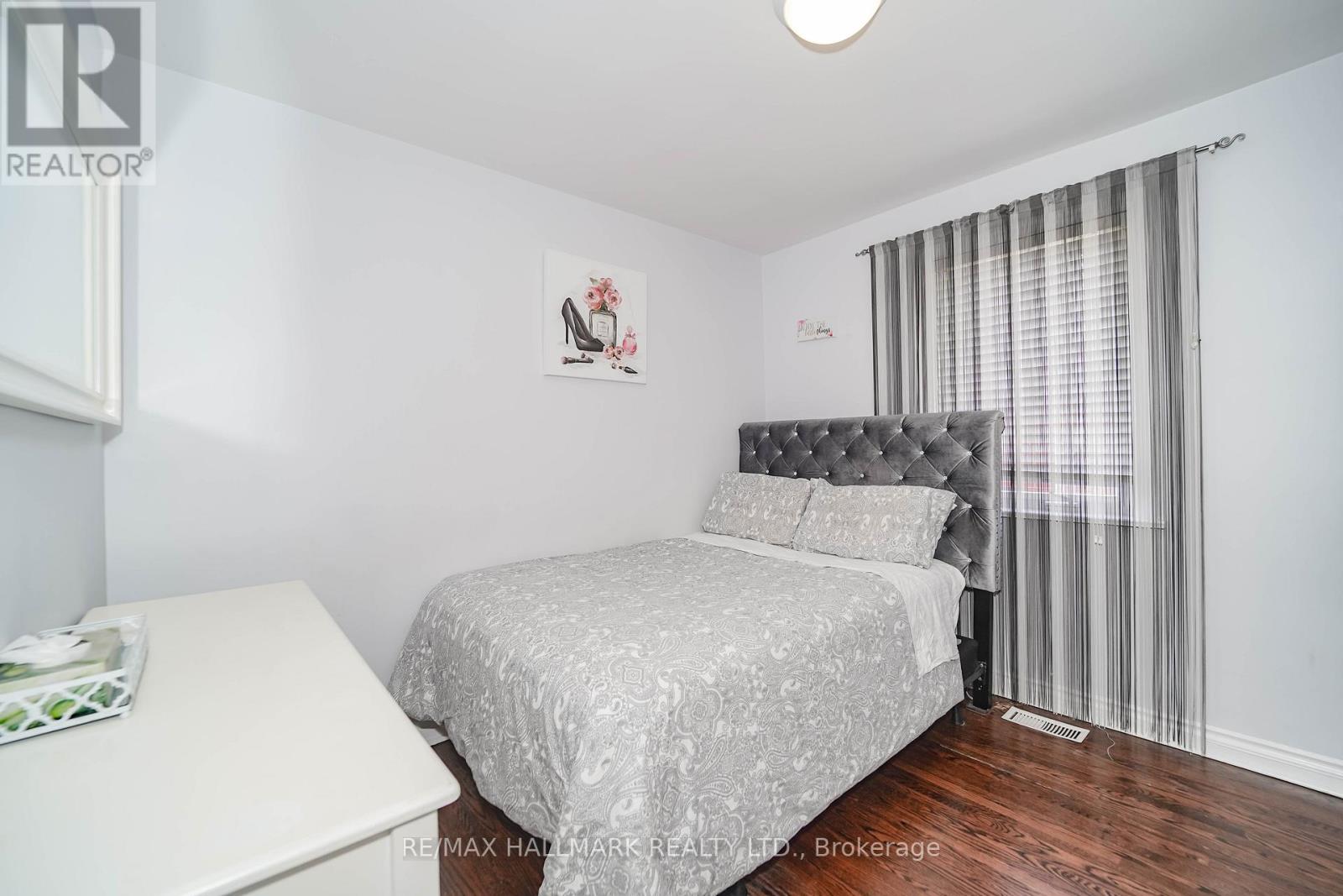 20 ELINOR AVENUE - 18