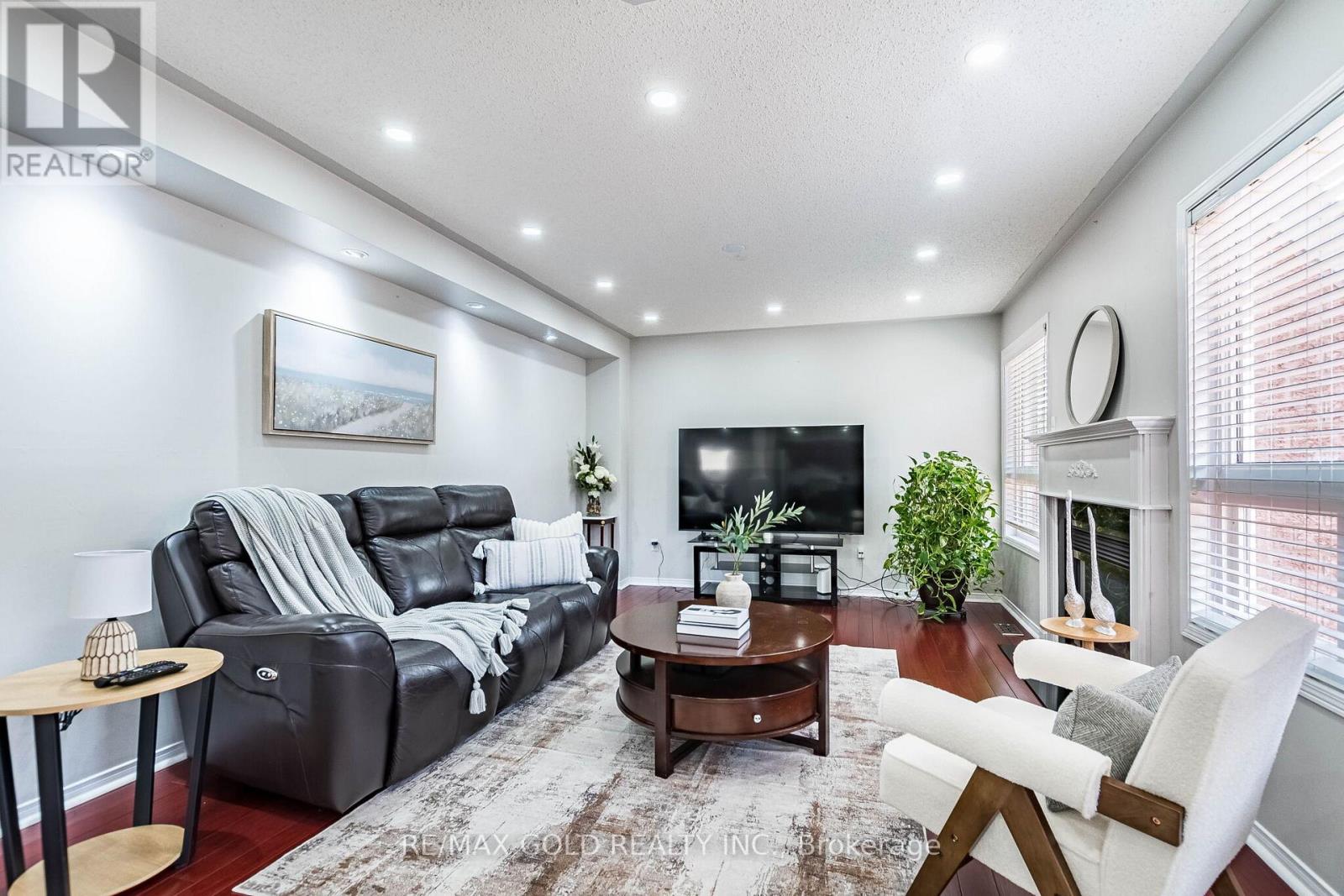96 BRISDALE DRIVE - 18