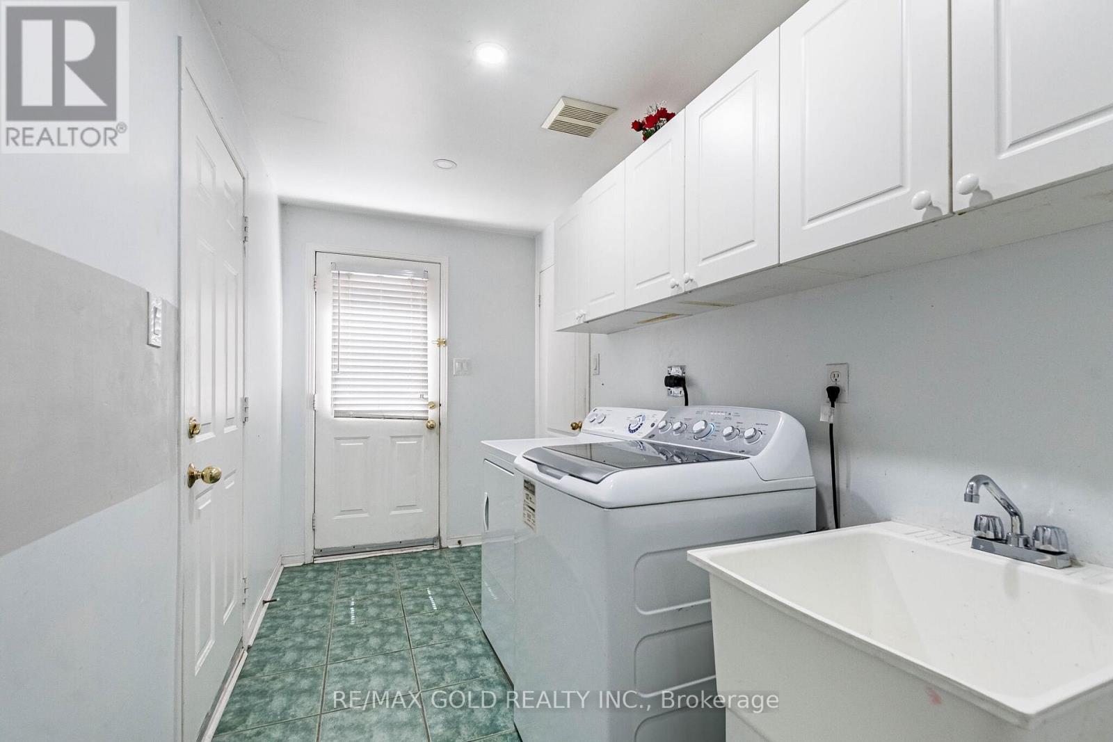 96 BRISDALE DRIVE - 24