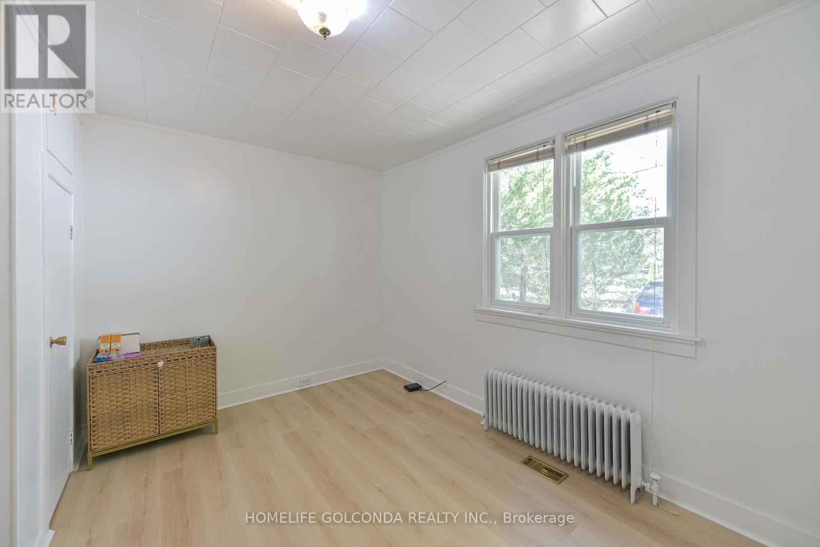 180 SARAH STREET N - 22