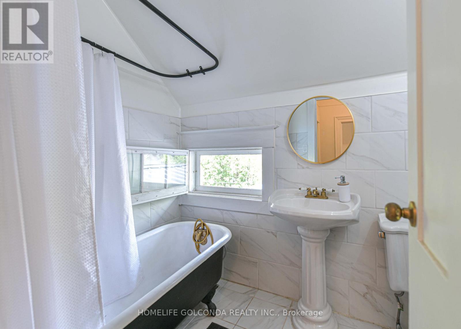 180 SARAH STREET N - 31