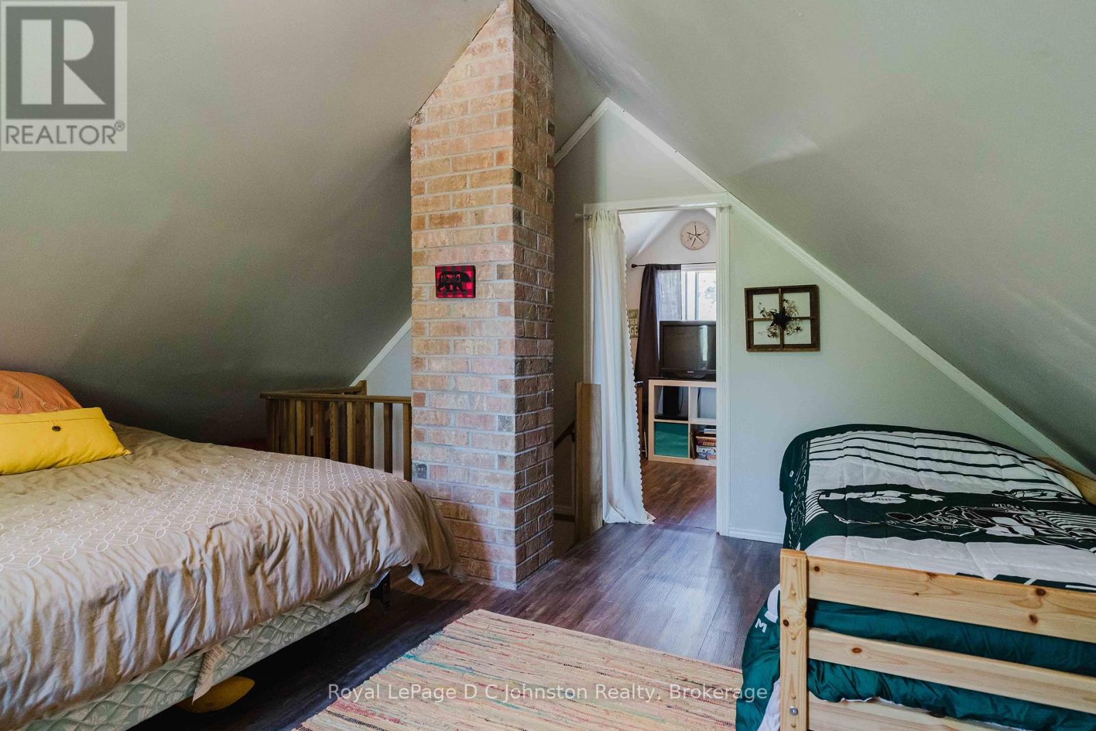 102 THOMPSON AVENUE - 23