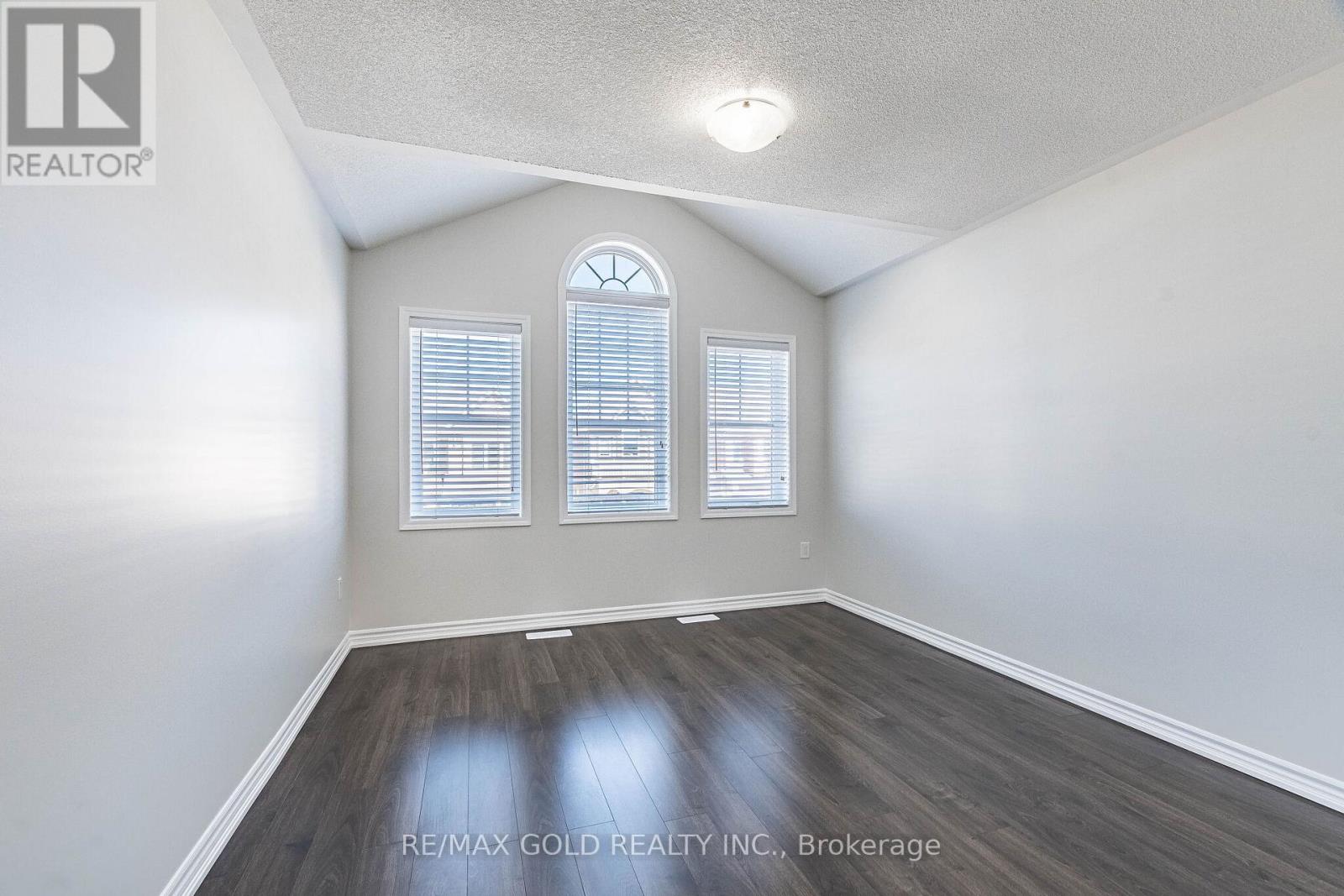 87 BENHURST CRESCENT - 24
