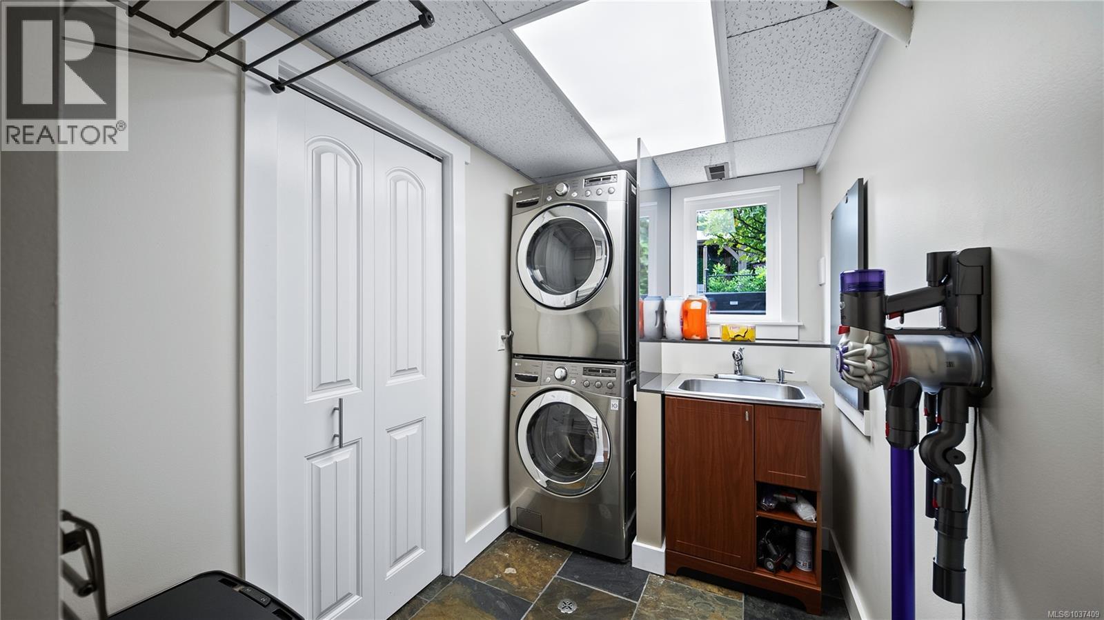 6258 Robin Way, Central Saanich