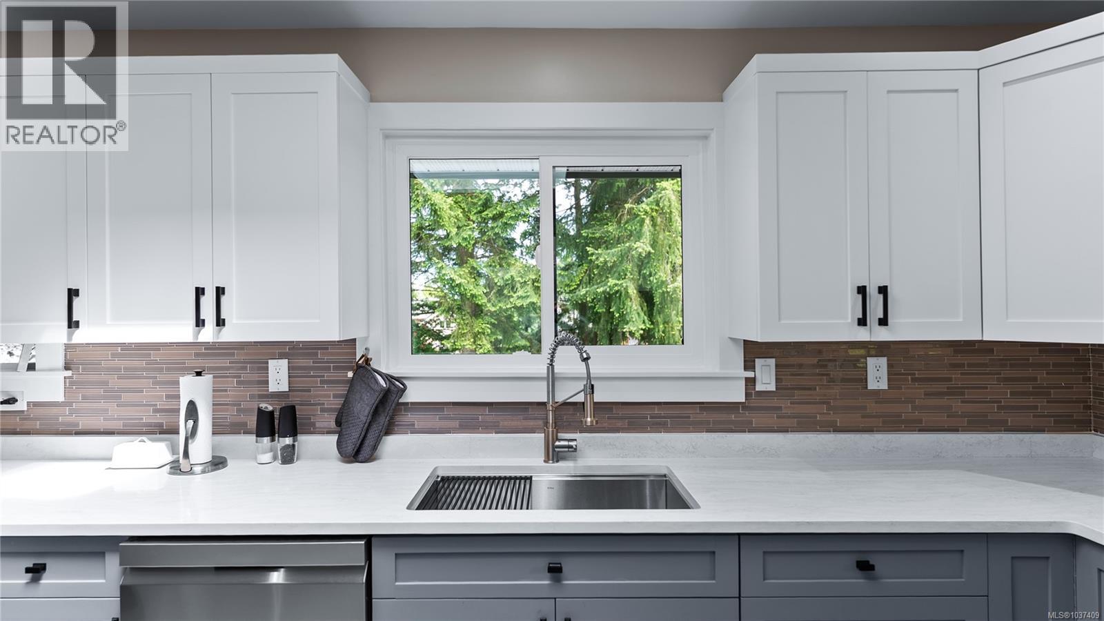 6258 Robin Way, Central Saanich