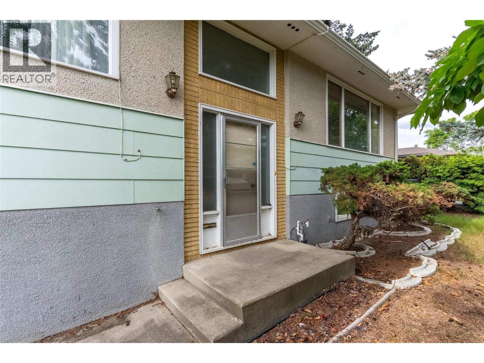 864 SHELAN Place - 2