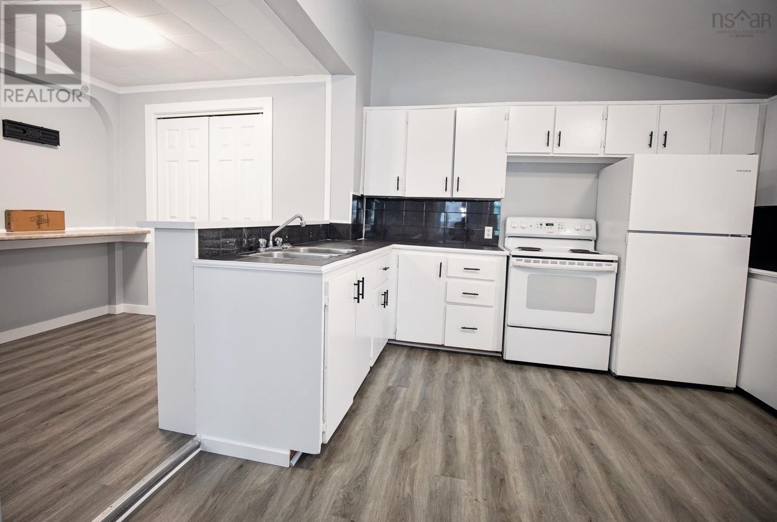 32 Douglas Avenue - 10