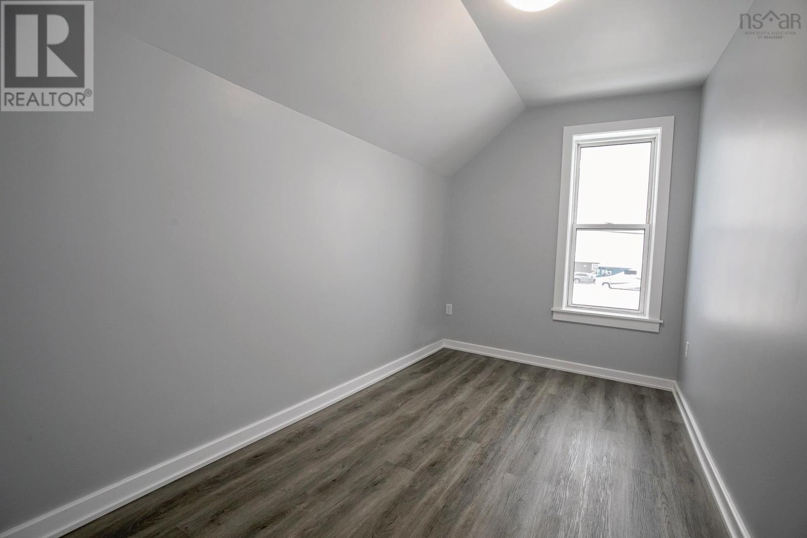 32 Douglas Avenue - 32