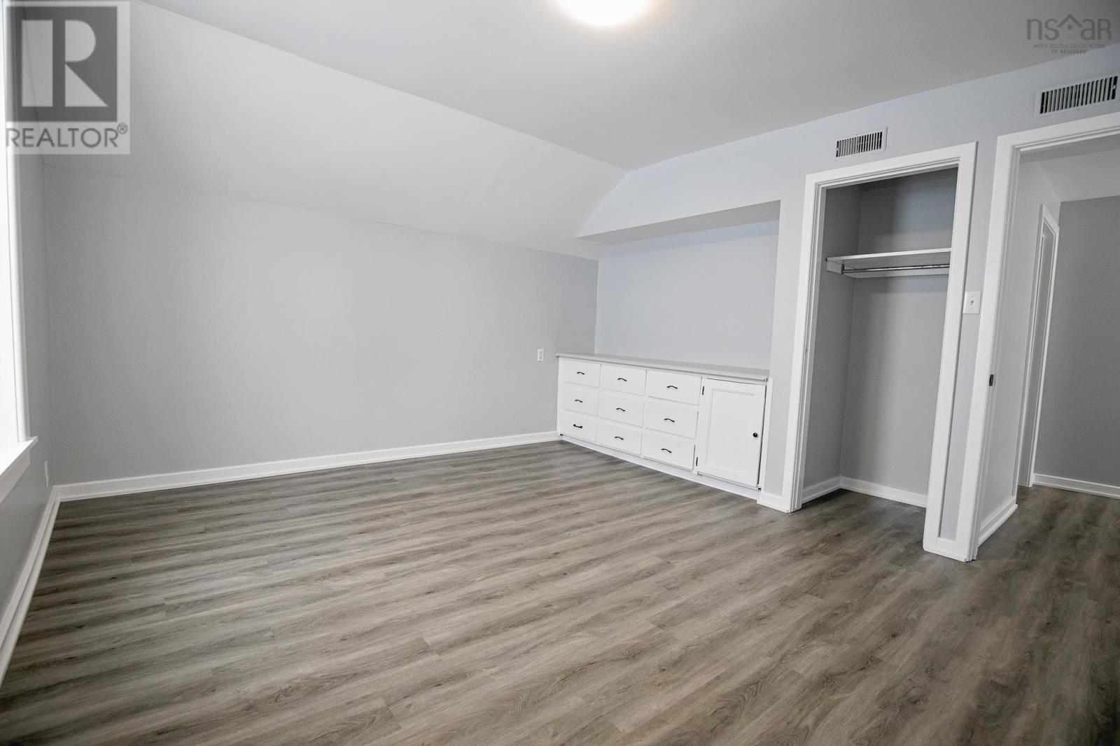 32 Douglas Avenue - 33