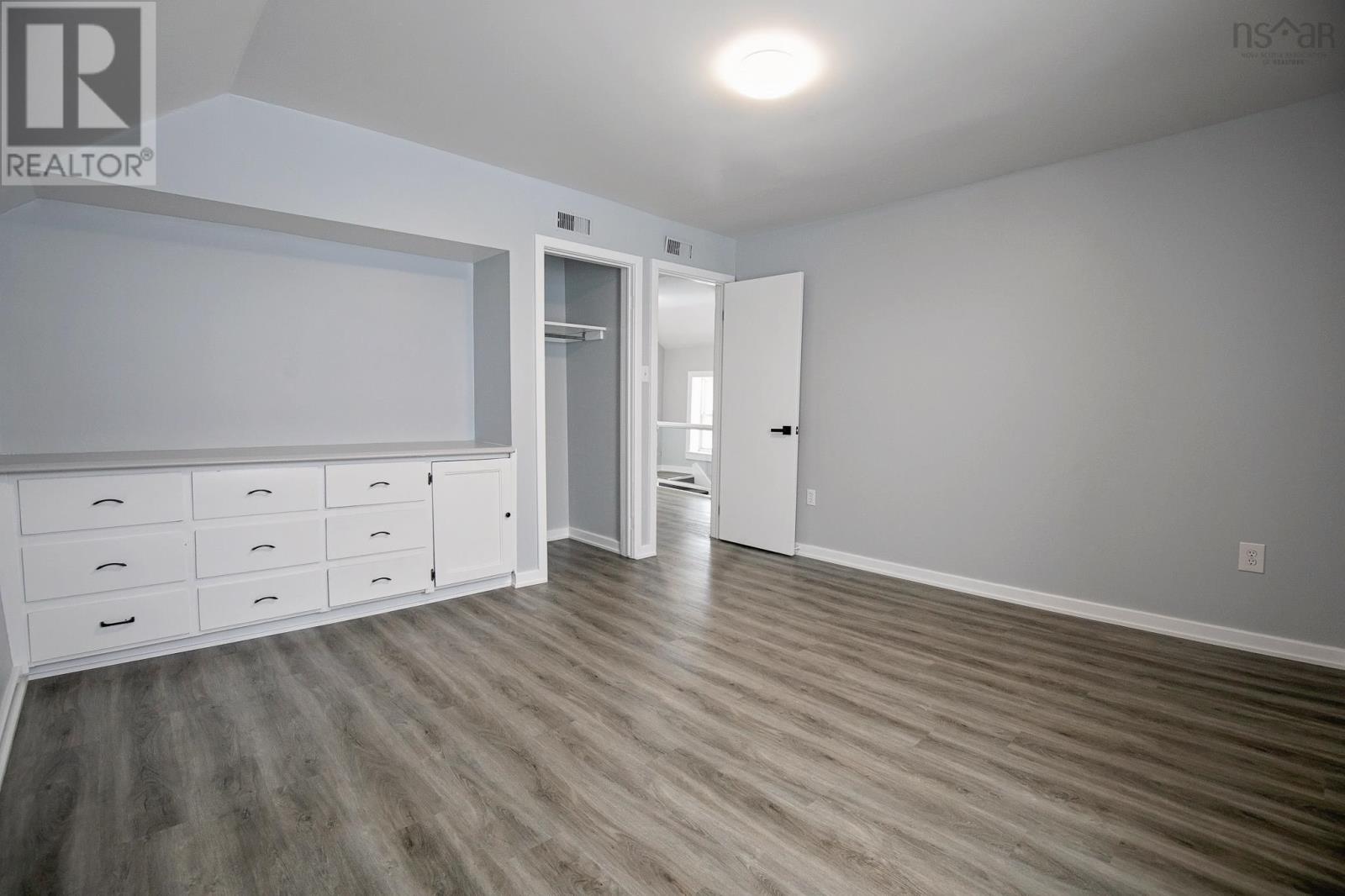 32 Douglas Avenue - 34
