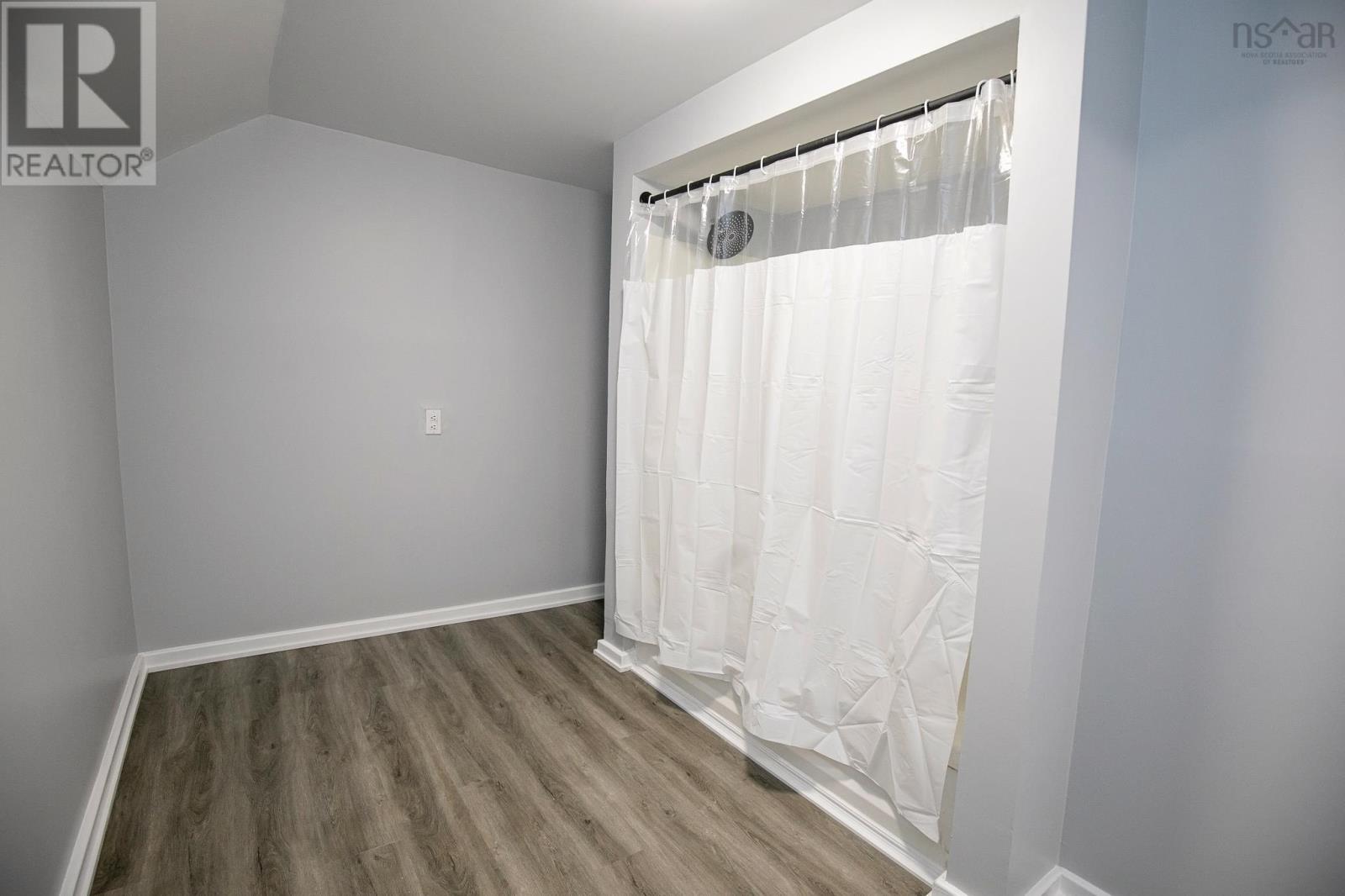 32 Douglas Avenue - 39