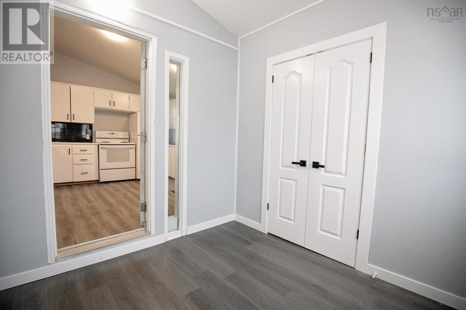 32 Douglas Avenue - 8