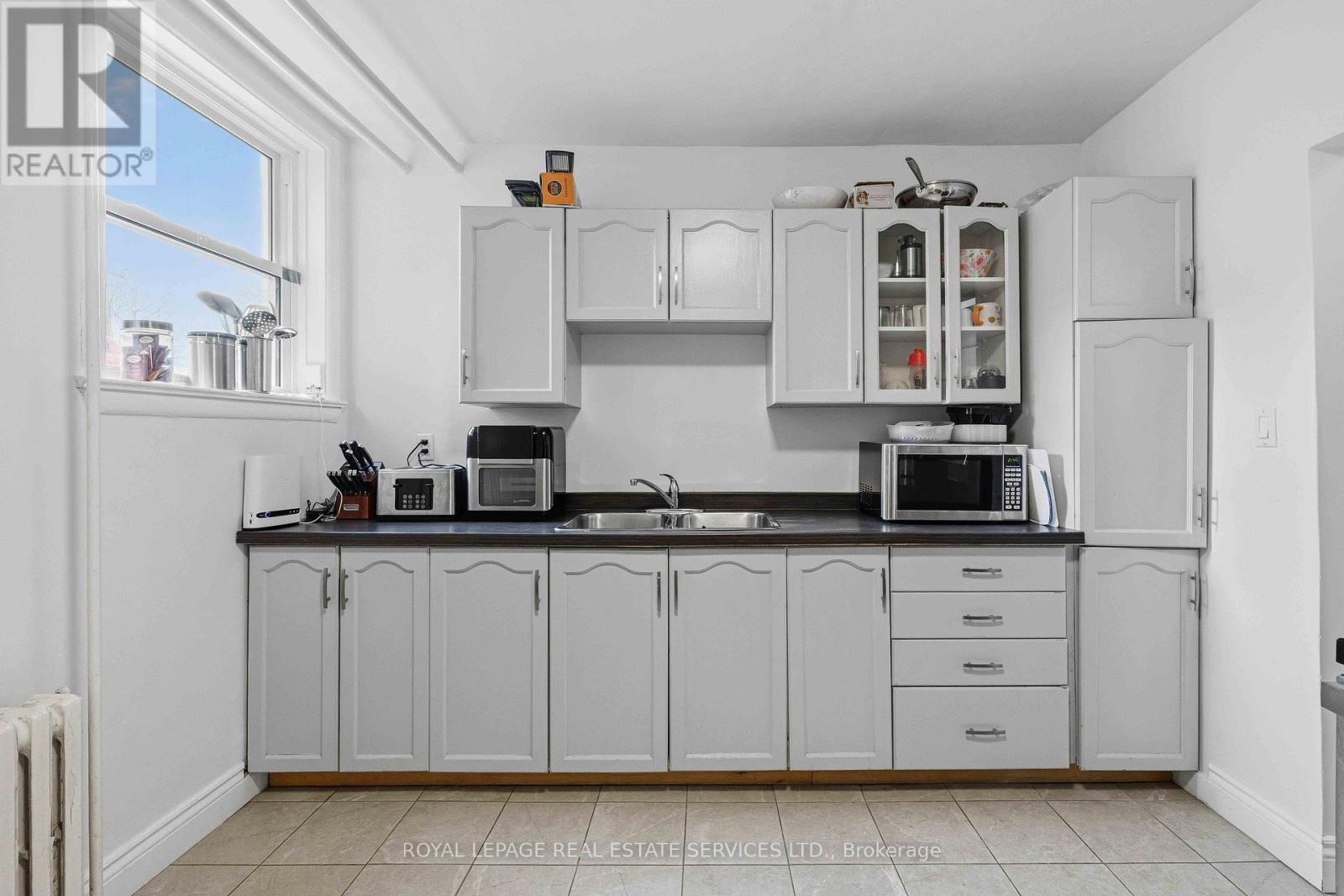1028 JOHNSON STREET - 23
