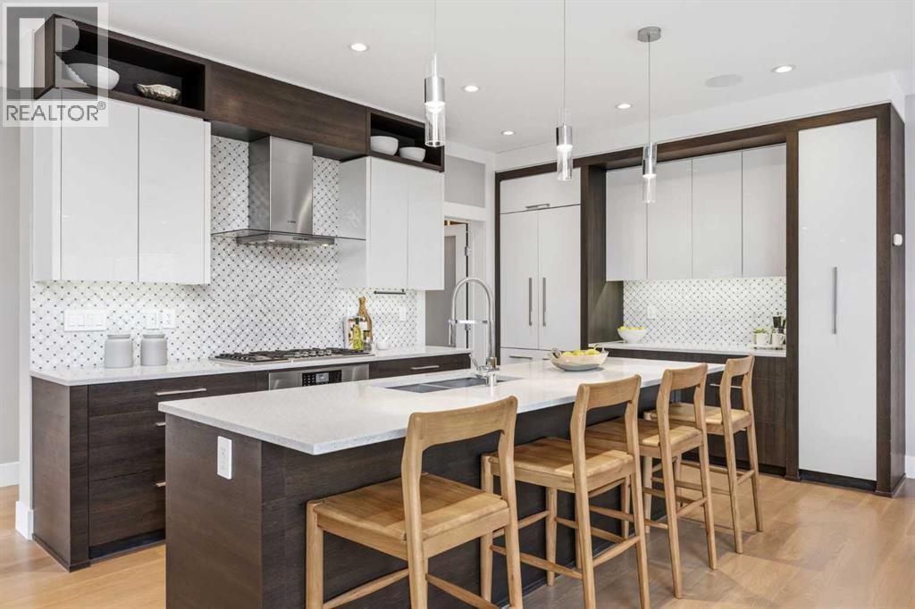 Kitchen with eat-in island