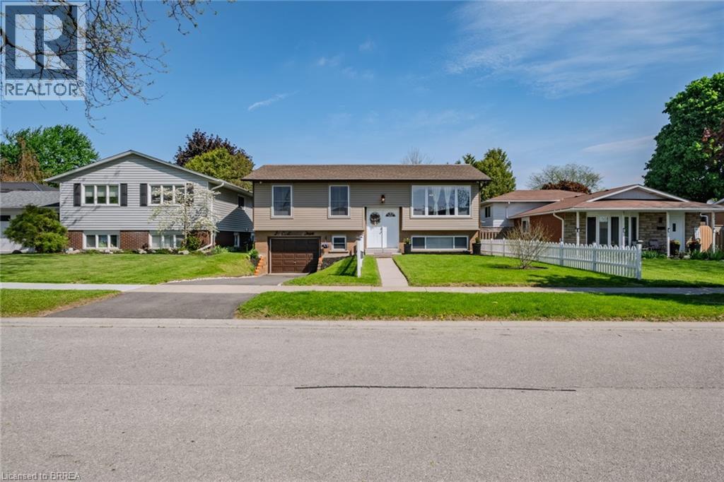 26 CENTENNIAL Drive, Brantford, Ontario, N3R5X7 — Photo 2