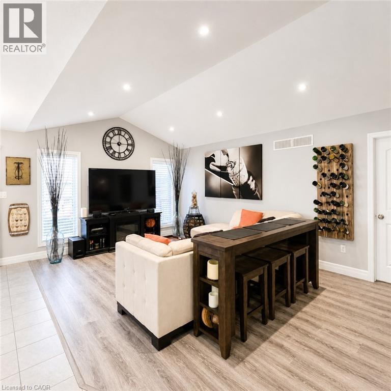 70 HALLIDAY Drive - 6