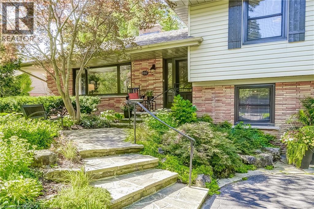 692 COURTLAND Place - 4