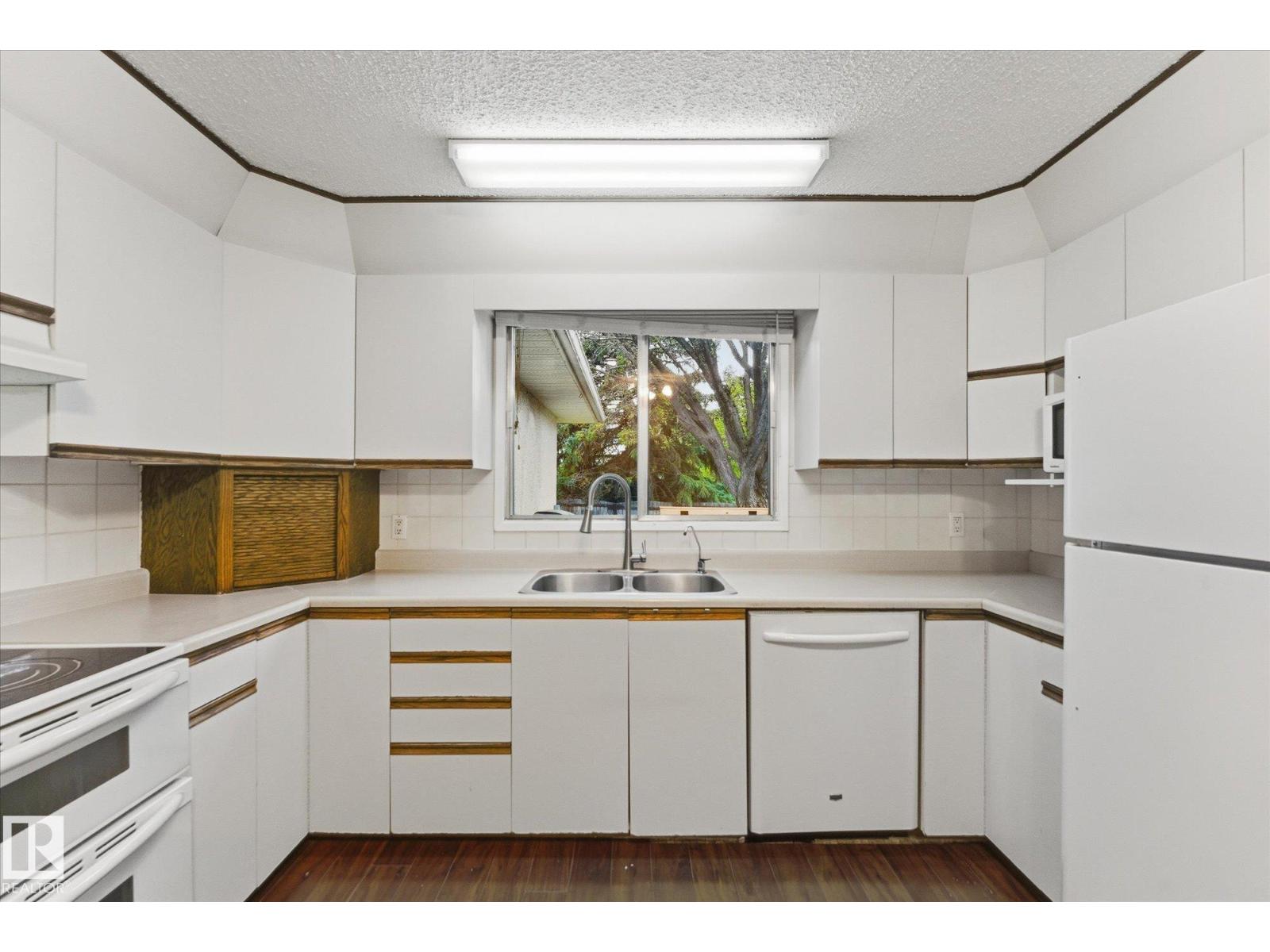 27 WESTVIEW CR - 14