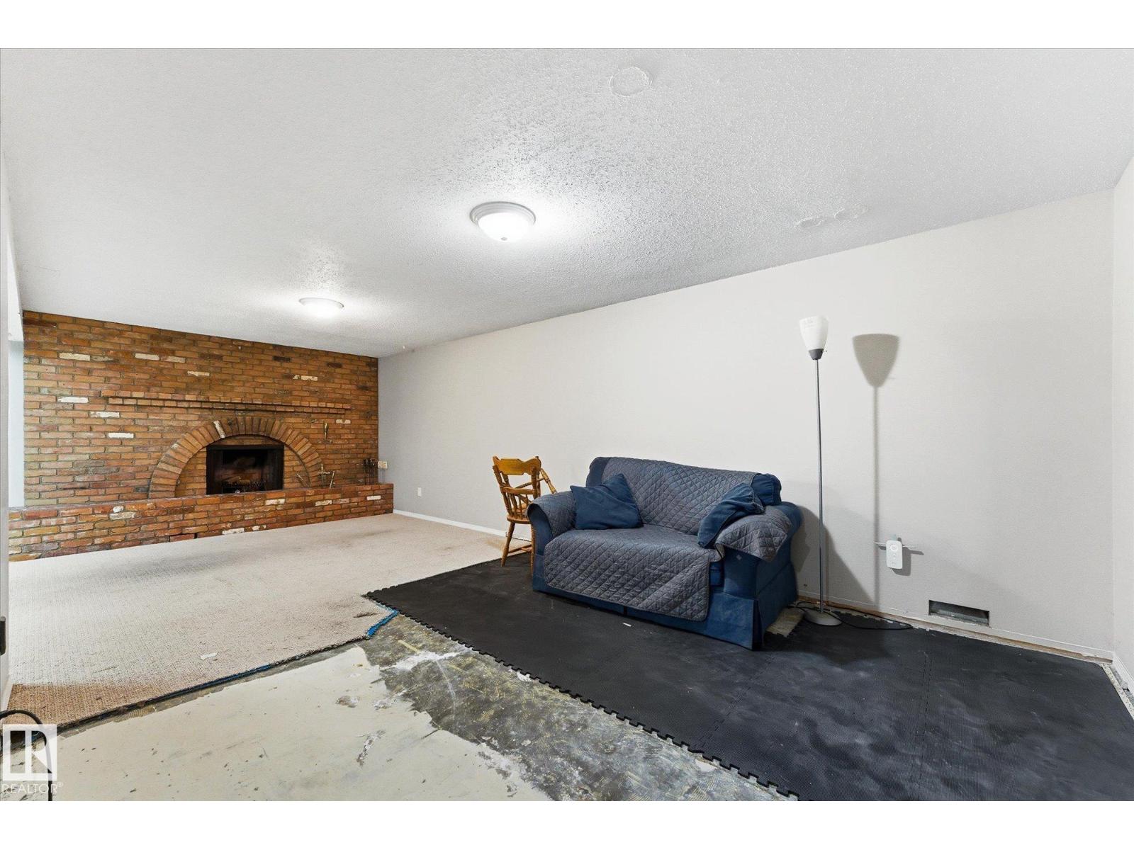 27 WESTVIEW CR - 29