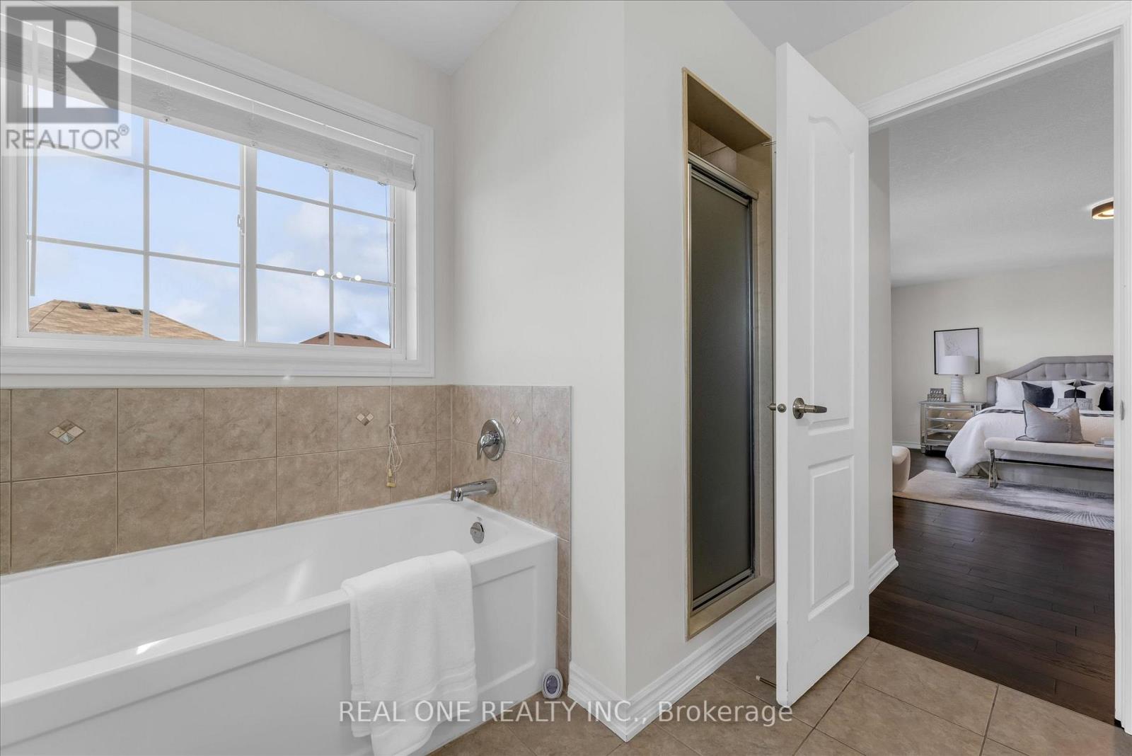 556 SANDERSON CRESCENT - 25