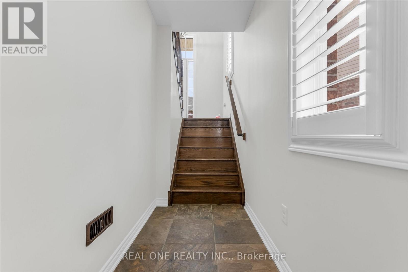 556 SANDERSON CRESCENT - 31