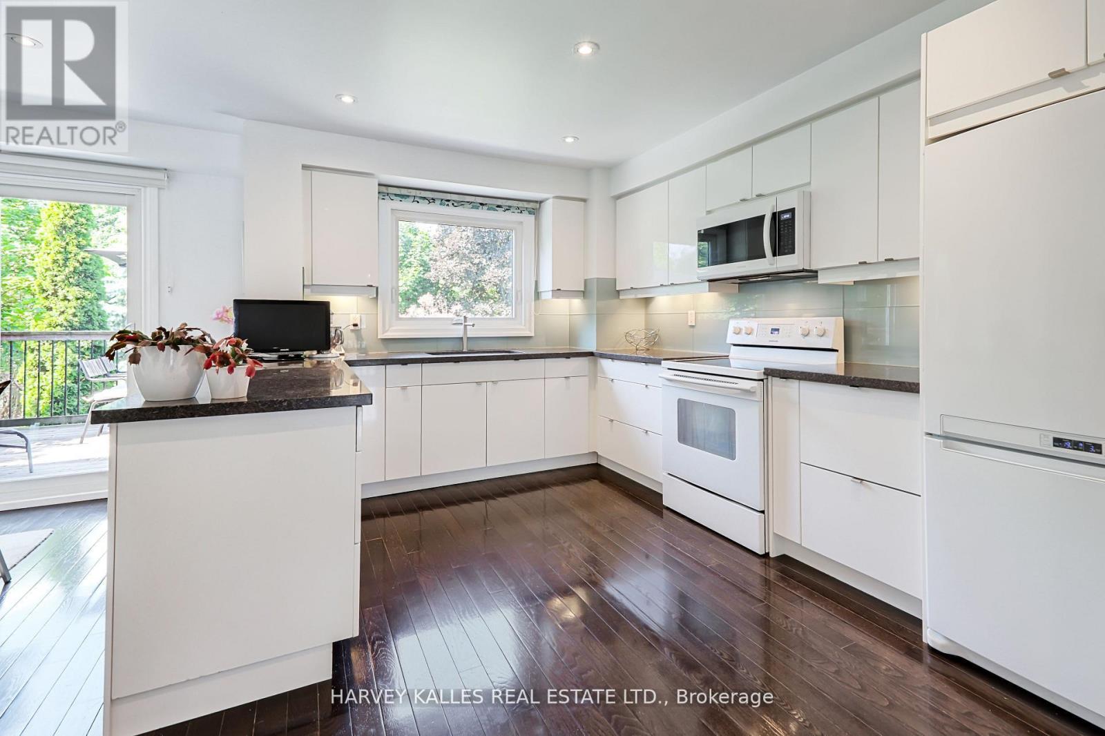 1050 LINDSAY DRIVE - 11