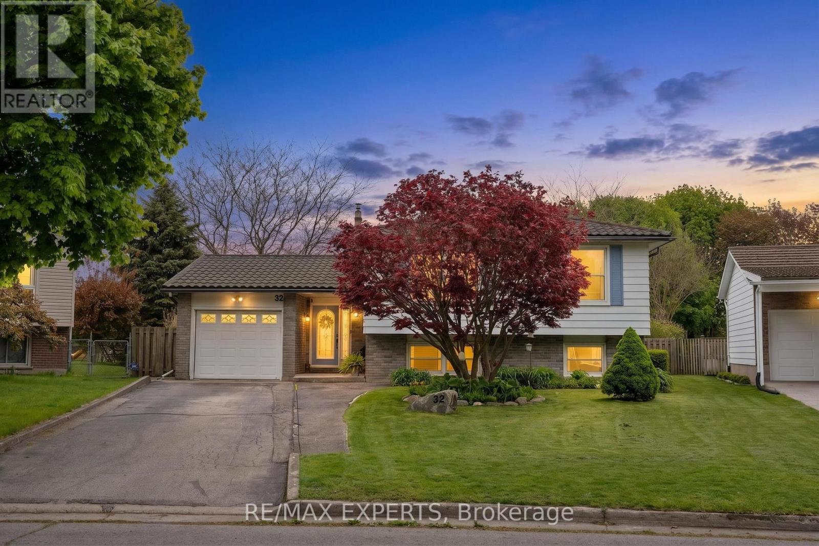 32 CRESTLYNN CRESCENT - 1