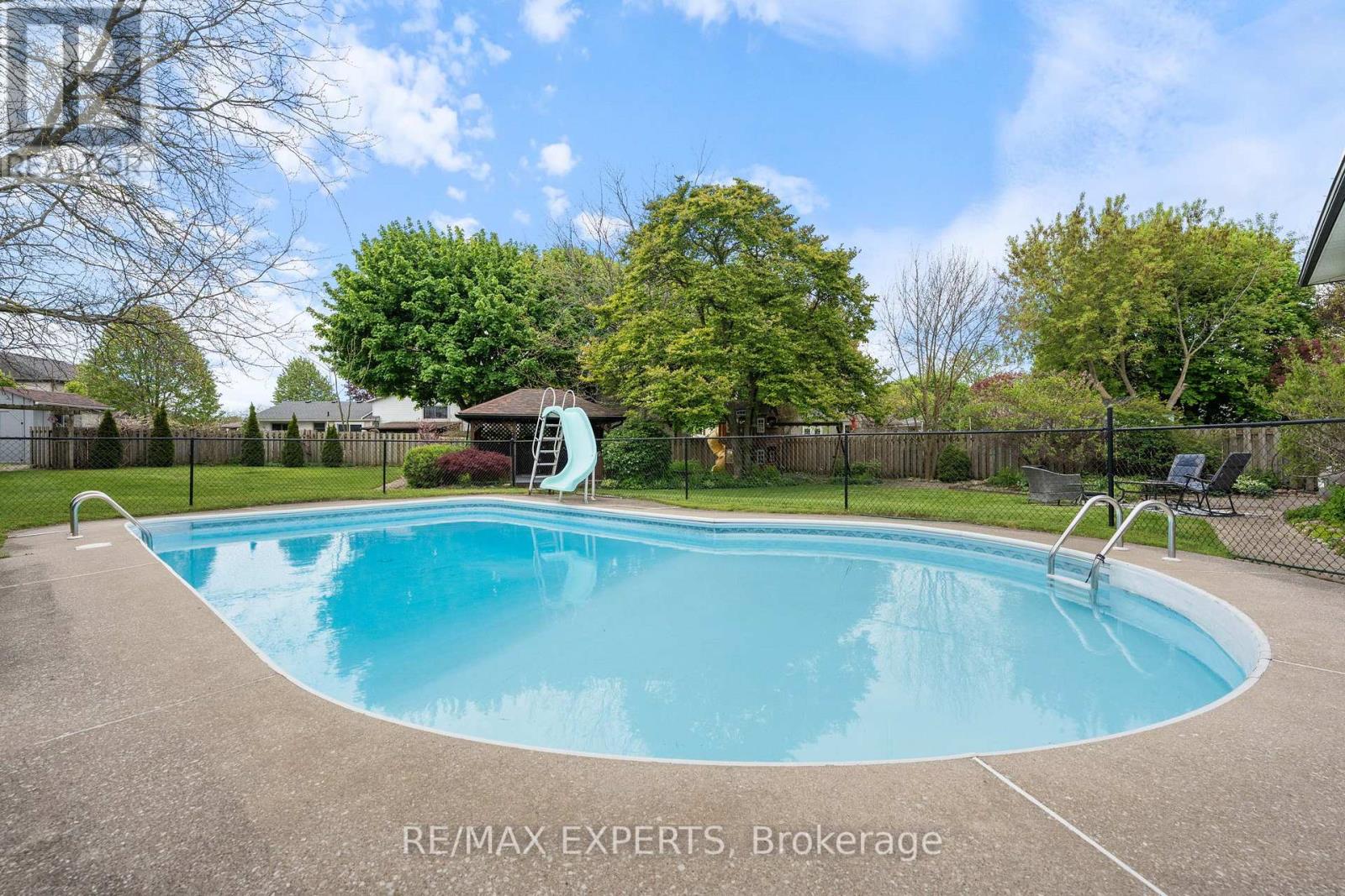 32 CRESTLYNN CRESCENT - 35