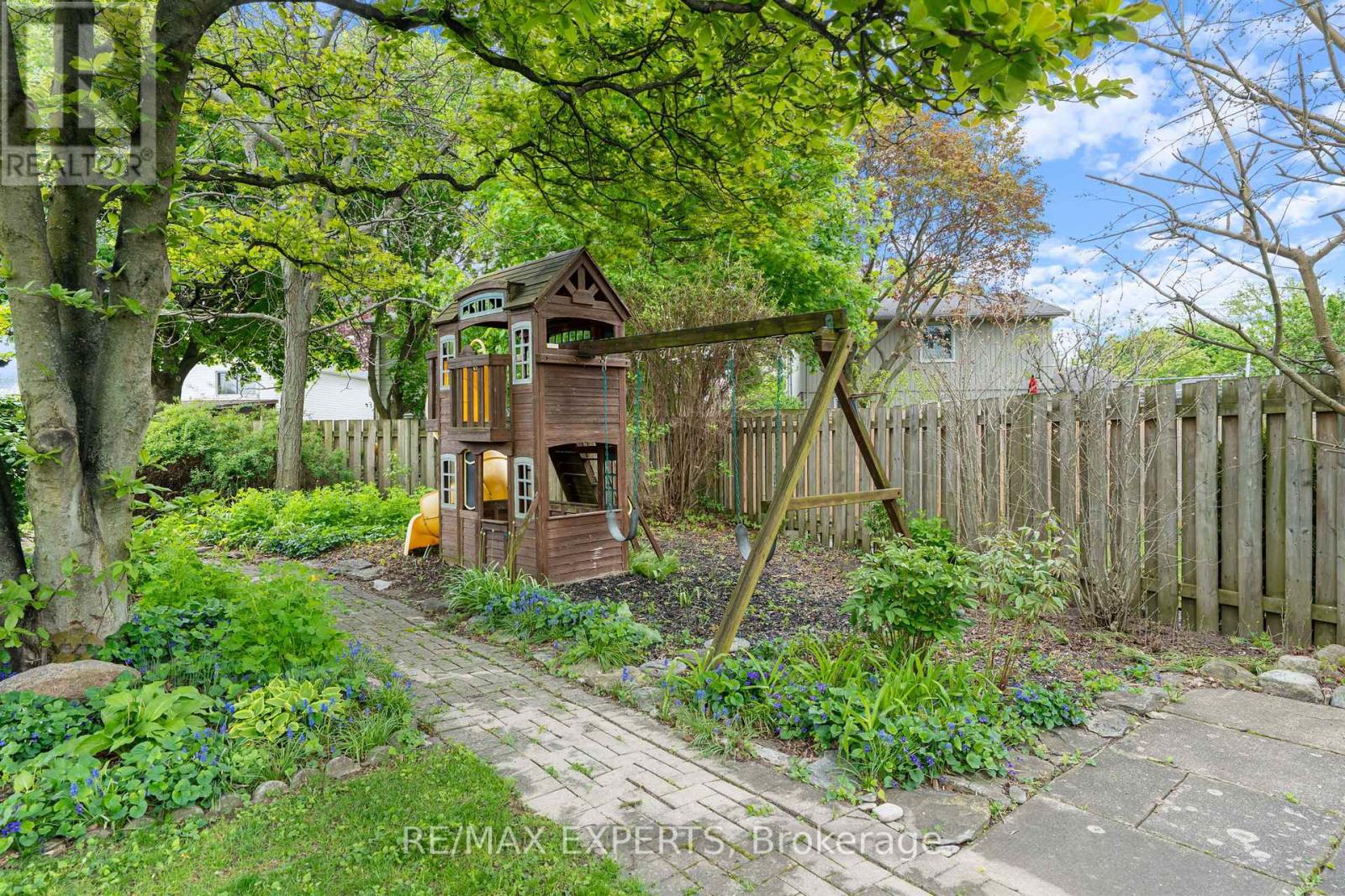 32 CRESTLYNN CRESCENT - 36