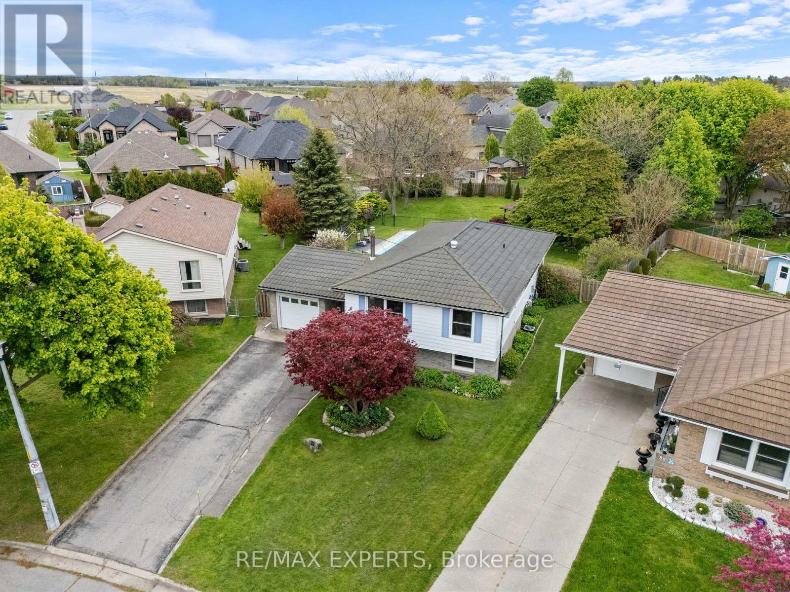 32 CRESTLYNN CRESCENT - 4