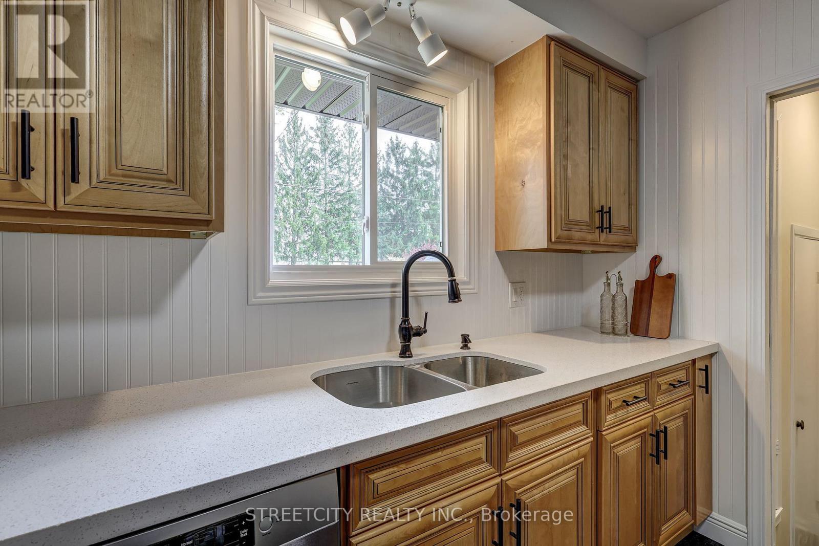 10 VINEDEN DRIVE - 13