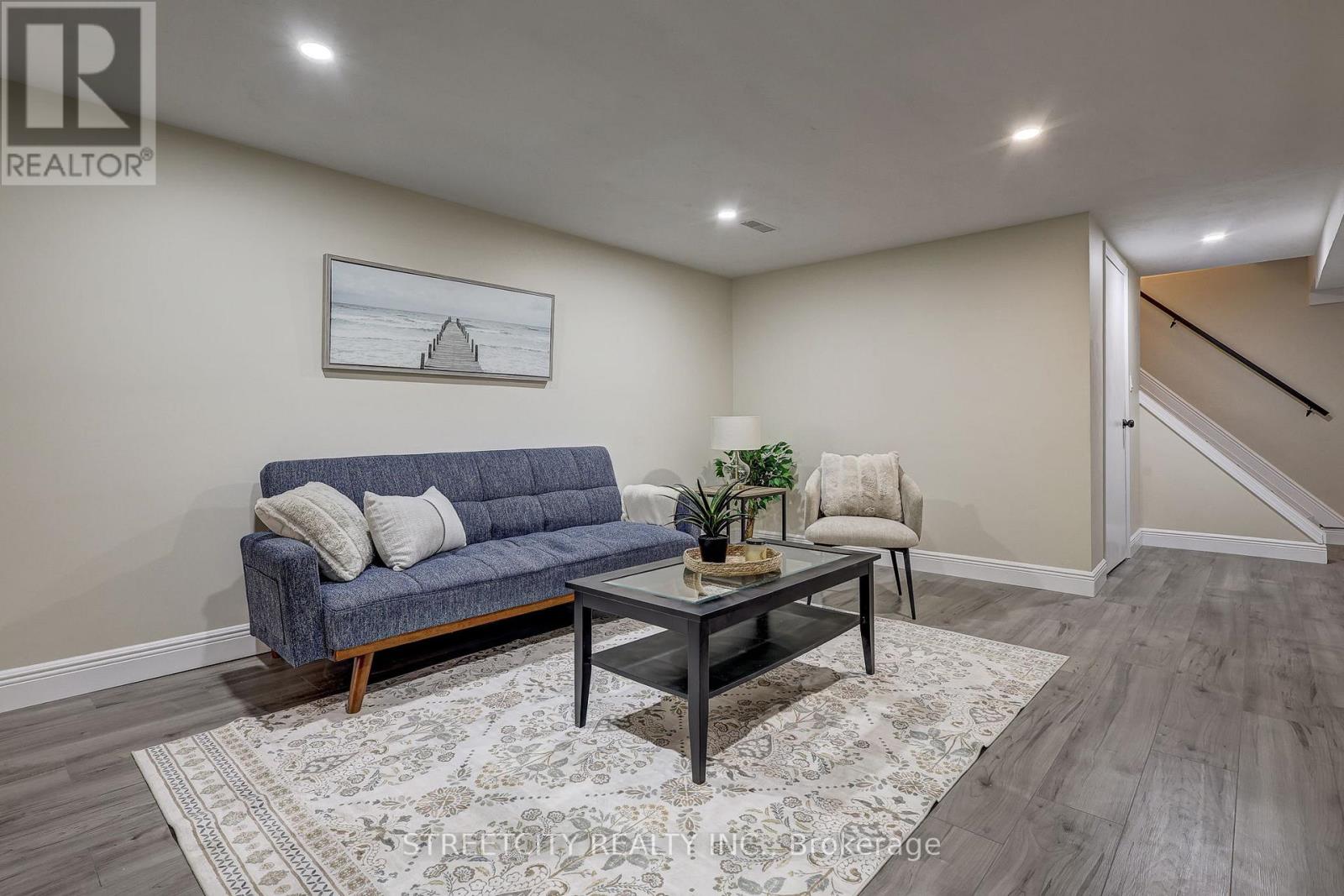 10 VINEDEN DRIVE - 27