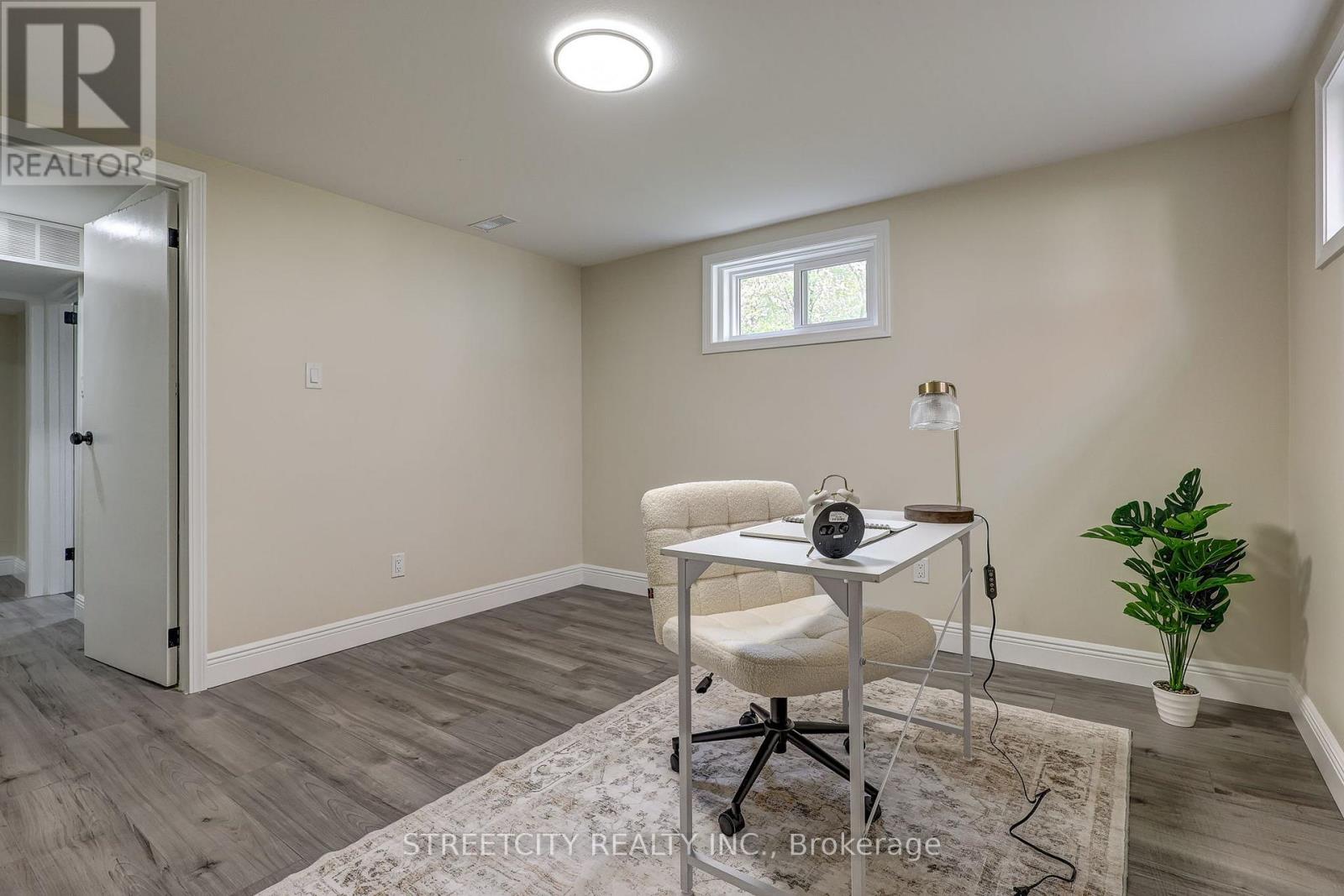 10 VINEDEN DRIVE - 32
