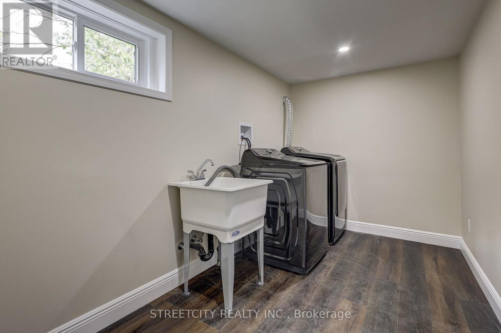 10 VINEDEN DRIVE - 33
