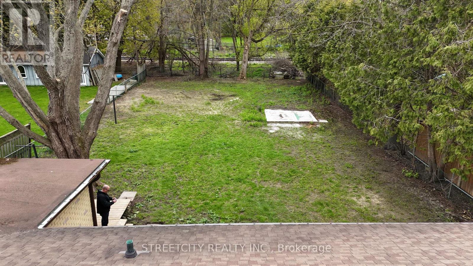 10 VINEDEN DRIVE - 44