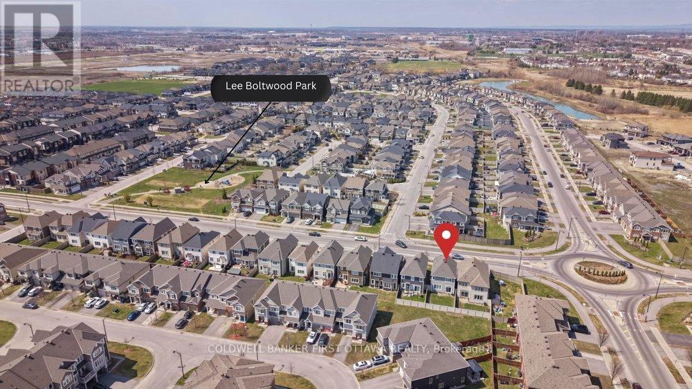 Walking distance to Lee Boltwood park