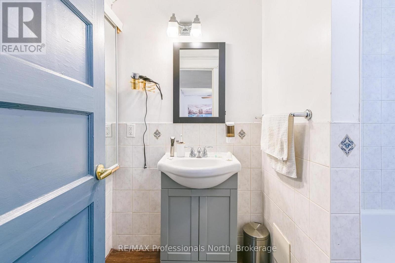 3 MAYNARD AVENUE - 36