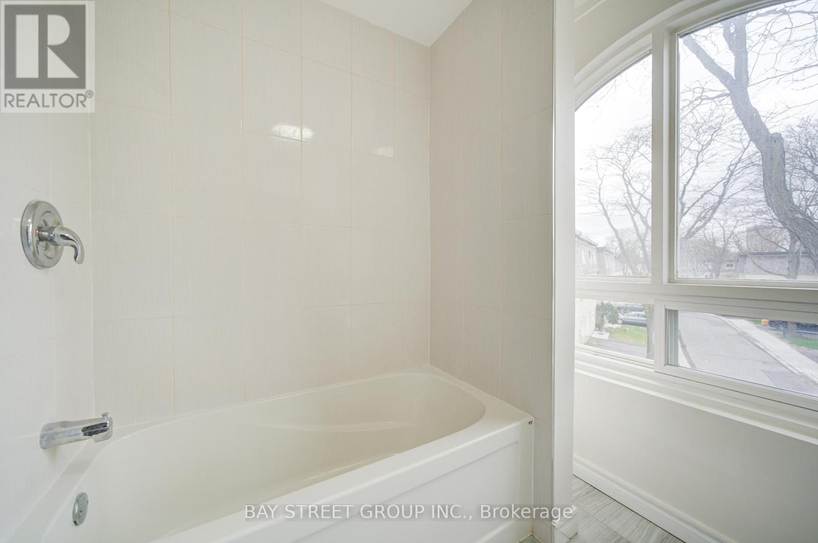 108 COURVILLE COACHWAY - 27